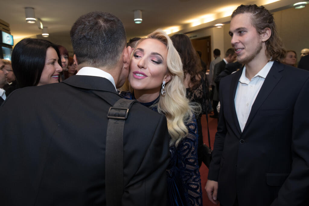 Odovzdávanie cien ankety Športovec roka 2017. Na snímke je partnerka tenistu Lukáša Lacka (vpravo) Simona Simanová sa zvítala s tenistom Dominikom Hrbatým a jeho partnerkou Nelly.