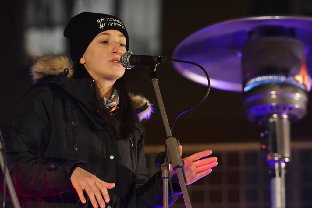 Koncert pod balkónmi na troch lokalitách košickej Terasy zorganizovala mestská časť Košice – Západ. Dňa 14. decembra 2020 sa predvianočný koncert konal v medziblokovom priestore Parku Petzvalova. Na snímke Barbora Piešová vystupuje počas koncertu. Košice 14. decembra 2020 FOTO TASR – Milan Kapusta