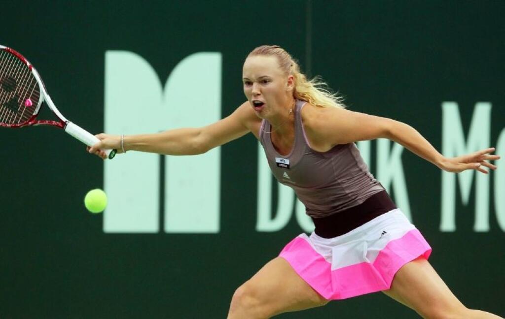 KK22 Moskva - Dánska tenistka Caroline Wozniacka odvracia loptièku Slovenke Dominike Cibulkovej vo štvrfinále tenisového turnaja WTA v Moskve 19. októbra 2012. Cibulková prehrala 6:2, 6:7 (1), 6:1. FOTO TASR/EPA epa03438607 Caroline Wozniacki of Denmark returns the ball to Dominika Cibulkova of Slovakia during their quarter final match at the Kremlin Cup tennis tournament in Moscow, Russia, 19 October 2012. EPA/SERGEI ILNITSKY