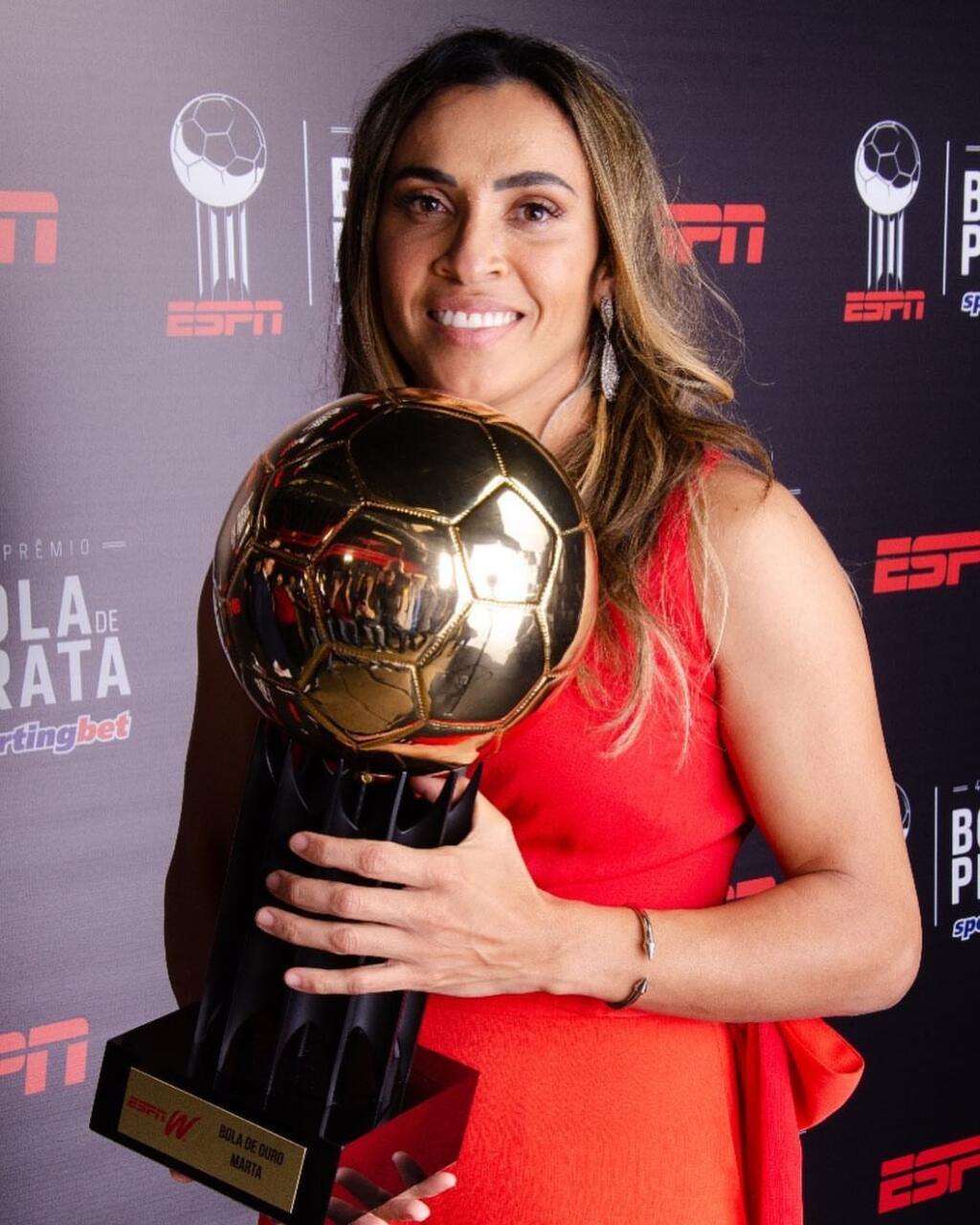 Futbalistka Marta je považovaná za najlepšiu v histórii a teraz sa bude vydávať za spoluhráčku.