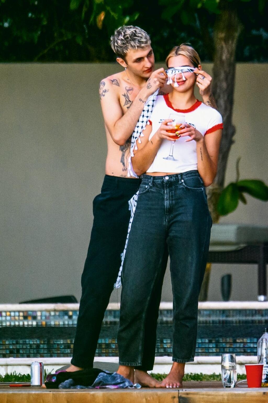 Anwar je mimochodom nielen model, ale aj brat slávnych modeliek Gigi Hadid a Belly Hadid.