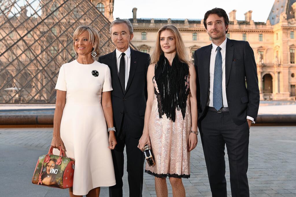 Bernard Arnault s manželkou, klaviristkou Helene Mercier-Arnaultovou, synom, podnikateľom Antoniem, a nevestou, ruskou modelkou Nataliou Vodianovou.