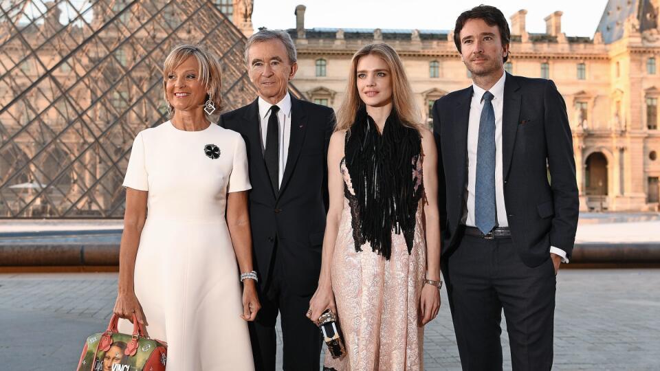 OD HLADU NEUMRÚ Bernard Arnault s manželkou, klaviristkou Helene Mercier-Arnaultovou, synom, podnikateľom Antoniem, a nevestou, ruskou modelkou Nataliou Vodianovou.