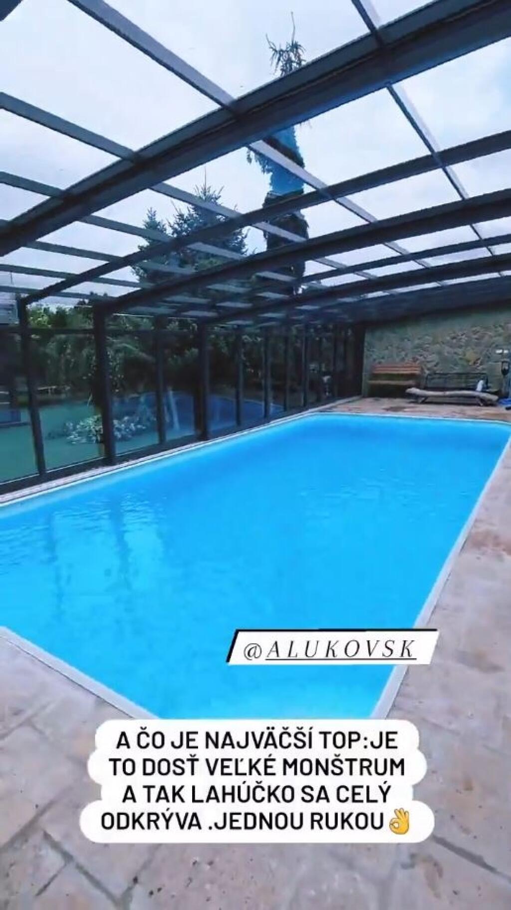 Attilova rodinka si okrem iného môže užívať parádny bazén, v ktorom sa rodičia najnovšie môžu so synom Attilkom kúpať aj v zime. Môže za to strecha, ktorú Véghovcom musel priniesť a nainštalovať žeriav.