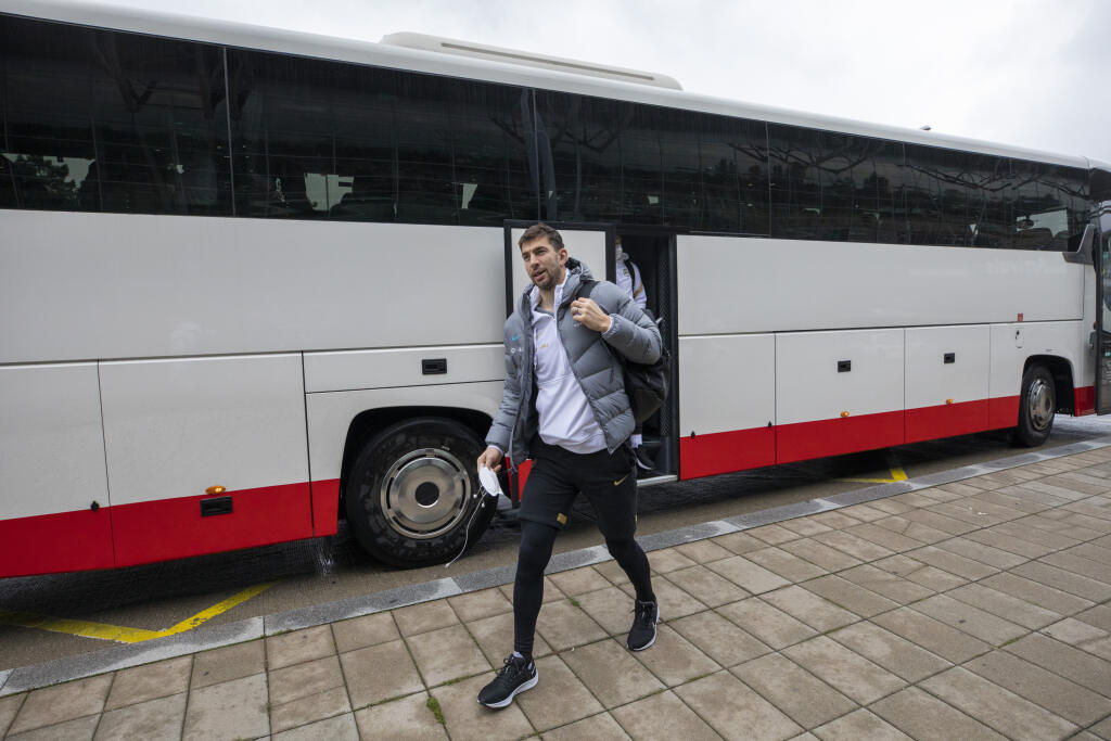 Slovenskí futbaloví reprezentanti dnes poobede dorazili na bratislavské letisko Milana Rastislava Štefánika, z ktorého odleteli do Kazane, kde odohrajú s domácim Ruskom prvý z dvoch kvalifikačných zápasov v boji o postup na MS 2022 v Katare.