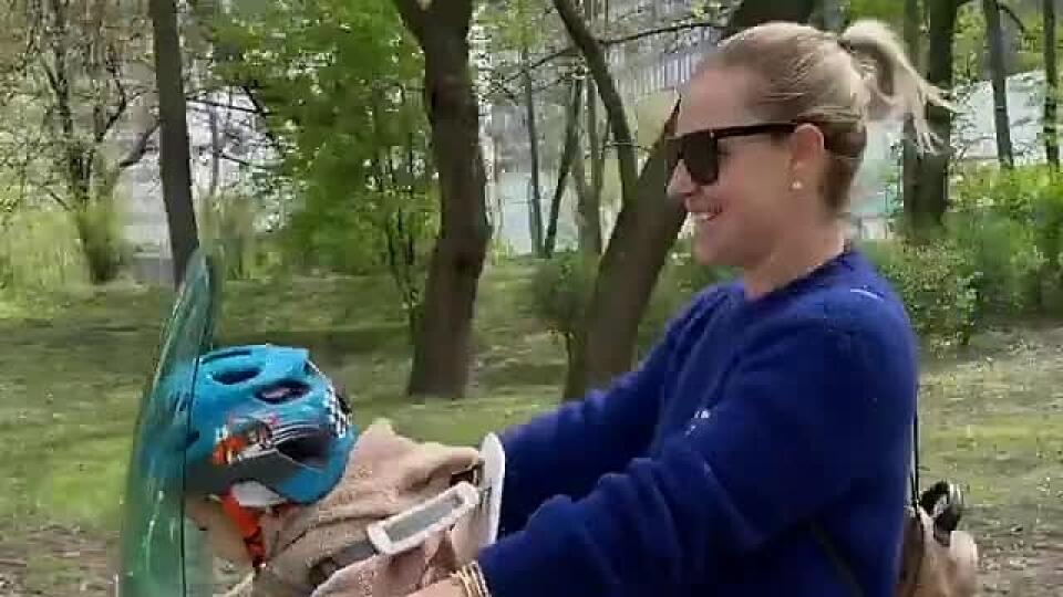 Ružový tátoš s modrým krytom. Takto sa vozí Dominika Cibulková so synčekom Jakubkom