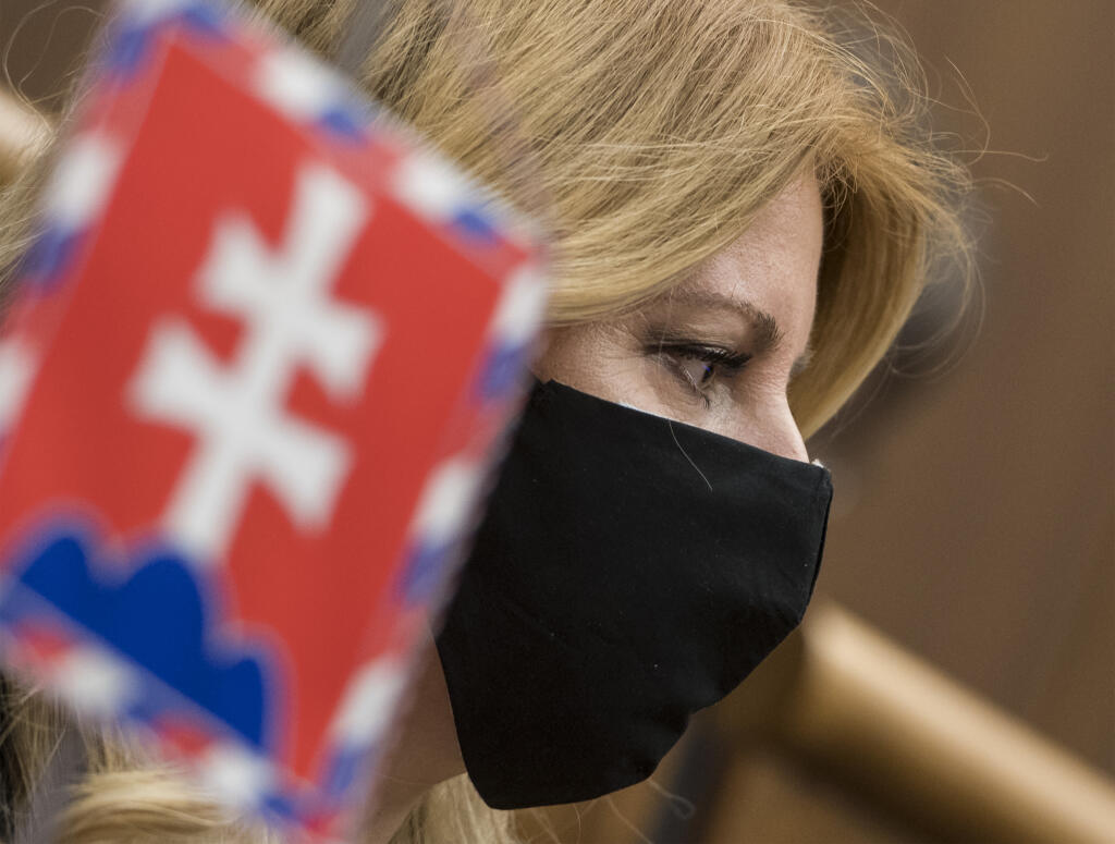 V stredu 13. mája 2020 si prezidentka SR Zuzana Čaputová prišla na zasadnutie parlamentu vypočuť správu o činnosti verejného ochrancu práv za minulý rok. Na snímke prezidentka SR Zuzana Čaputová počúva verejnú ochrankyňu práv Máriu Patakyovú (nie je na snímke), ktorá vystúpila v sále parlamentu, aby informovala o činnosti verejného ochrancu práv za rok 2019. FOTO TASR - Martin Baumann