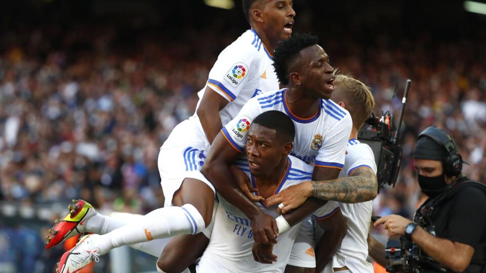 WA 41 Barcelona - Futbalista Realu Madrid David Alaba (uprostred dole) sa teší so spoluhráčmi po strelení gólu v zápase 10. kola španielskej La Ligy FC Barcelona - Real Madrid v Barcelone v nedeľu 24. októbra 2021. FOTO TASR/AP
Real Madrid's David Alaba, down, celebrates with teammates after scoring his sides first goal during the Spanish La Liga soccer match between FC Barcelona and Real Madrid at the Camp Nou stadium in Barcelona, Spain, Sunday, Oct. 24, 2021. (AP Photo/Joan Monfort)