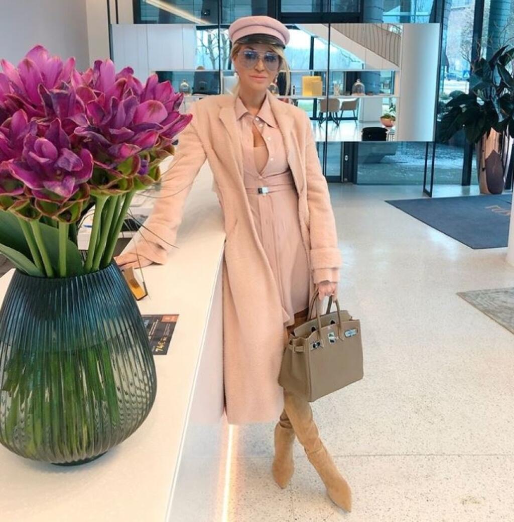 Alena Pallová razí nový módny trend. Svoje hriešne drahé outfity ladí do jedného odtieňu.
