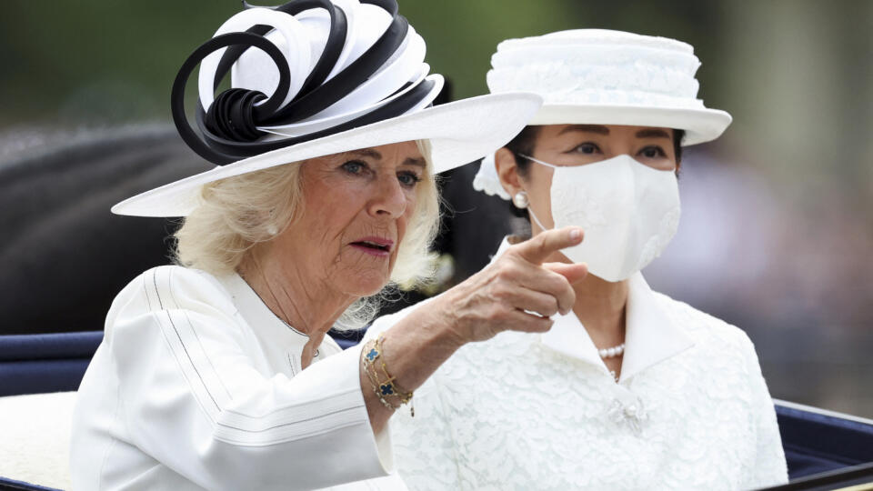 Japonská cisárovná Masako (vpravo) a britská kráľovná Camilla sedia v koči počas štátnej návštevy japonského cisárskeho páru v Londýne v utorok 25. júna 2024.