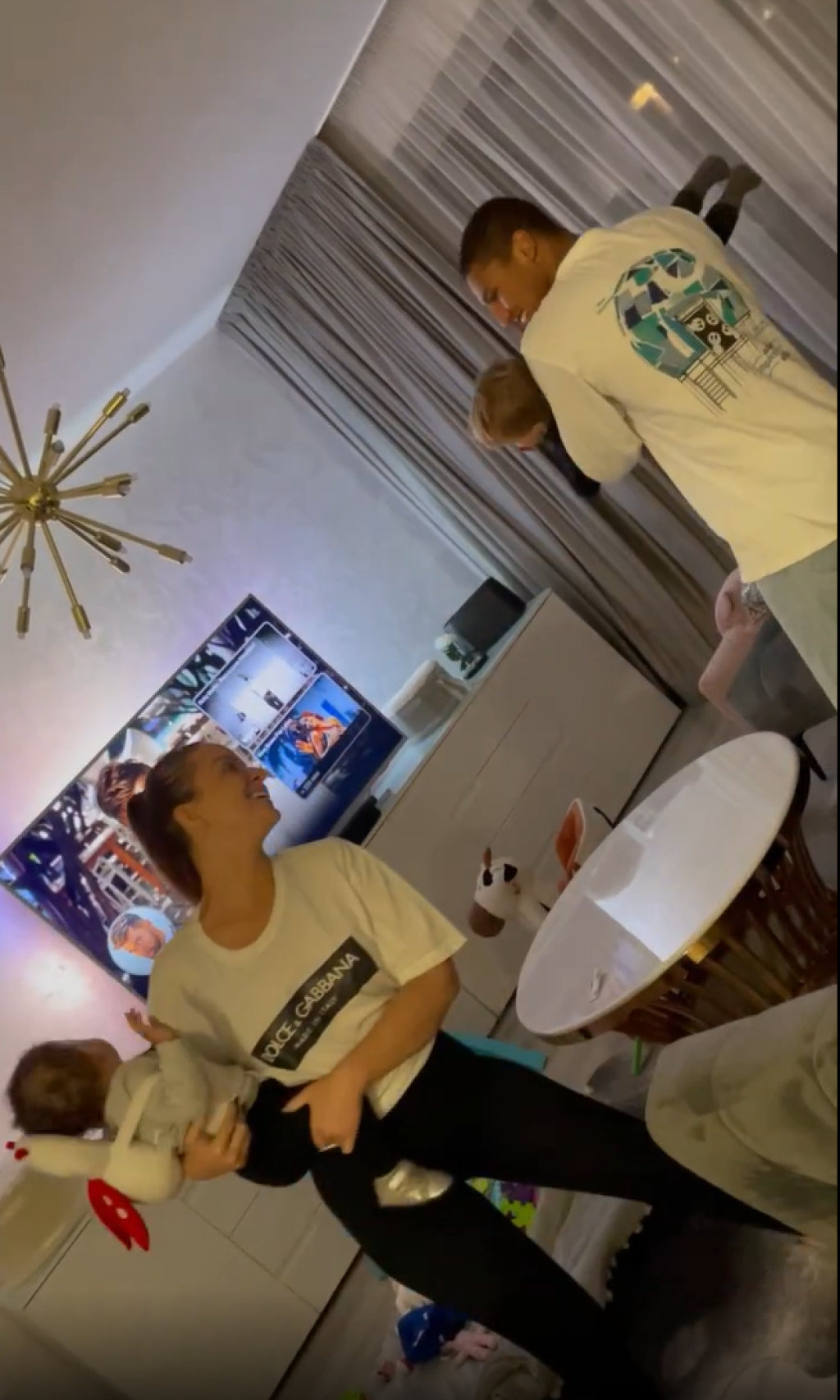 Zábery z videa k prvým narodeninám: Kolárovský a Nízlová v dome Twiinsiek v Tlmačoch.