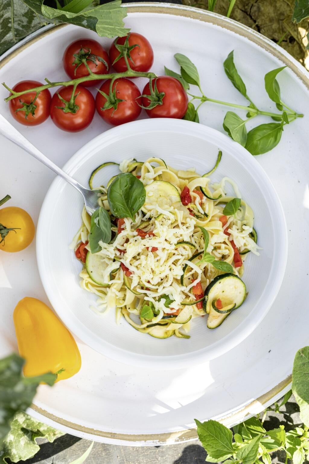 TAGLIATELLE S RESTOVANOU PAPRIKOU, CUKETOU A MOZZARELLOU