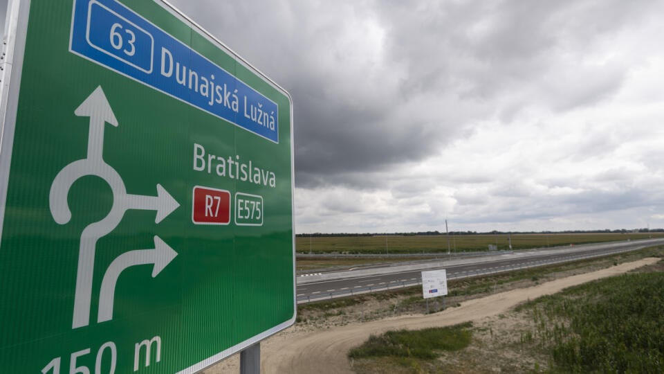 Na snímke tabuľa počas otvorenia rýchlostnej cesty R7 Holice - Ketelec a časti diaľnice D4 Ketelec - Rovinka pri obci Dunajská Lužná 19. júla 2020. FOTO TASR - Jaroslav Novák