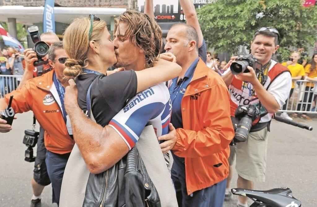S Katkou: Saganova priateľka a zároveň PR manažérka v tíme Tinkoff-Saxo preskočila v richmondskom cieli zábranu, aby svojho milého mohla hneď vyobjímať.