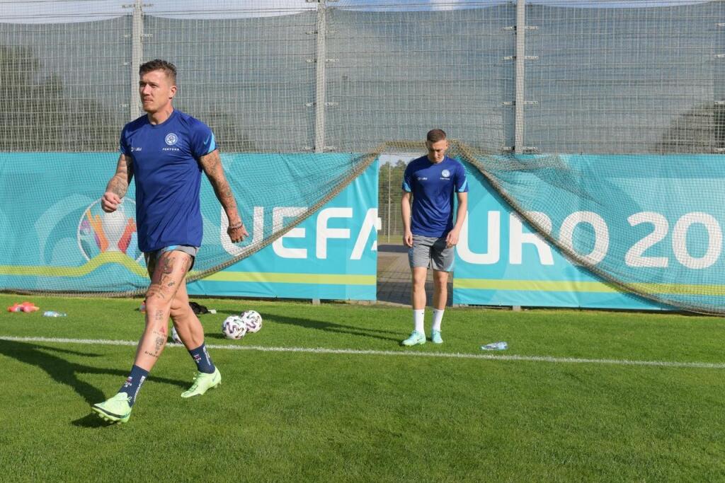 Naši futbalisti rozdávali úsmevy na každú stranu.