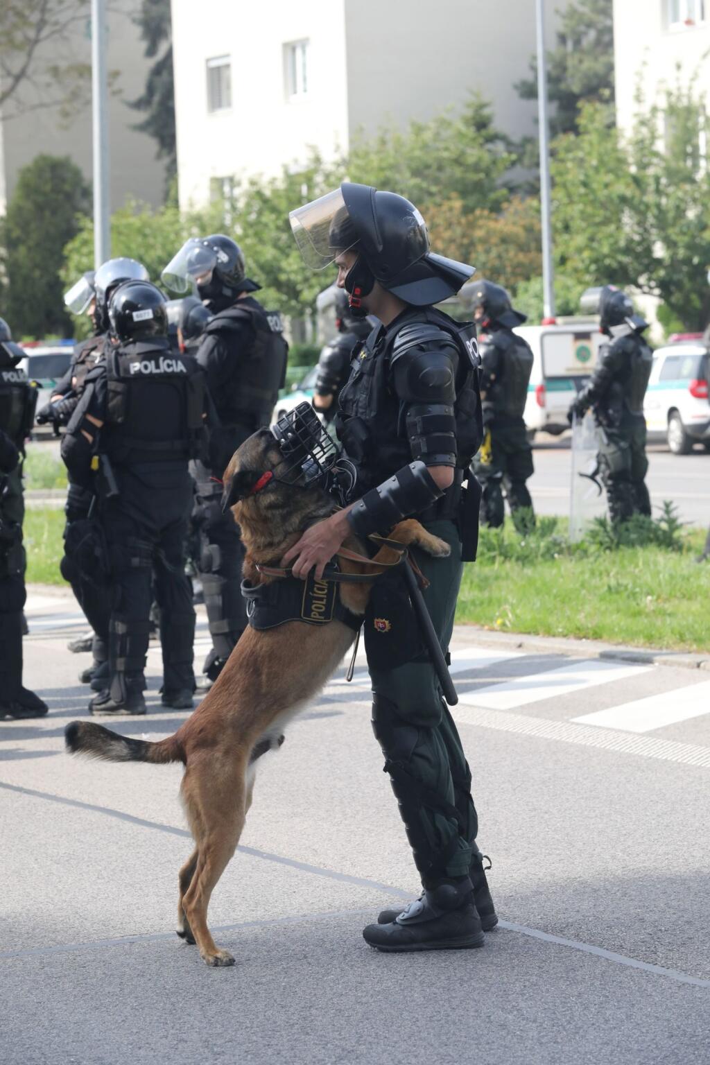 Finále Slovnaft Cupu medzi Slovanom Bratislava a Spartakom Trnava sprevádzali prísne opatrenia. Takto to vyzeralo v uliciach hlavného mesta pred príchodom fanúšikov Spartaka.