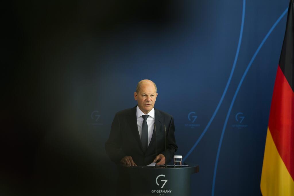 PK 31 Berlín - Na snímke nemecký kancelár Olaf Scholz odpovedá na otázky novinárov počas rokovania s premiérom Lichtenštajnska Danielom Rischom v Berlíne v utorok 17. mája 2022. FOTO TASR/AP

German Chancellor Olaf Scholz attends a news conference with the incumbent Prime Minister of Liechtenstein Daniel Risch after a meeting at the chancellery in Berlin, Germany, Tuesday, May 17, 2022. (AP Photo/Markus Schreiber)