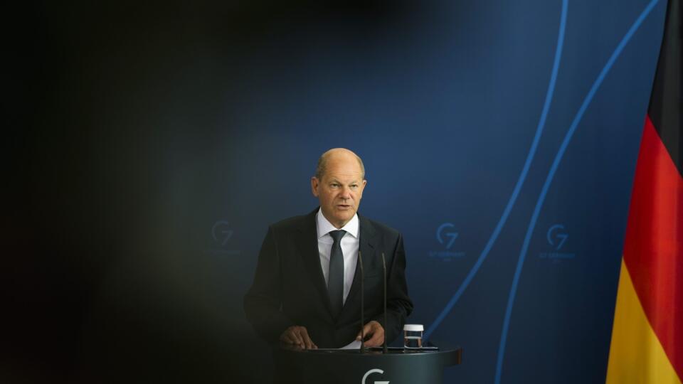 PK 31 Berlín - Na snímke nemecký kancelár Olaf Scholz odpovedá na otázky novinárov počas rokovania s premiérom Lichtenštajnska Danielom Rischom v Berlíne v utorok 17. mája 2022. FOTO TASR/AP
German Chancellor Olaf Scholz attends a news conference with the incumbent Prime Minister of Liechtenstein Daniel Risch after a meeting at the chancellery in Berlin, Germany, Tuesday, May 17, 2022. (AP Photo/Markus Schreiber)