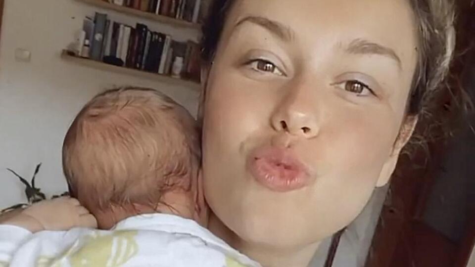 UŽ JE DOMA
Šťastná Dominika
s malou Maiou.