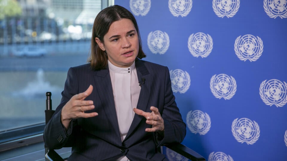 WA 69 New York - Líderka bieloruskej opozície Sviatlana Cichanovská gestikuluje počas rozhovoru v New Yorku v piatok 23. septembra 2022. Rusko nepovažuje Bielorusko ani Ukrajinu za nezávislé suverénne štáty a tieto dve krajiny by mali spoločne bojovať za zachovanie svojej existencie. V rozhovore pre tlačovú agentúru AP to uviedla líderka bieloruskej opozície Sviatlana Cichanovská. Rusko od začiatku invázie využíva územie Bieloruska ako základňu na vysielanie svojich vojsk na Ukrajinu, pričom Mos