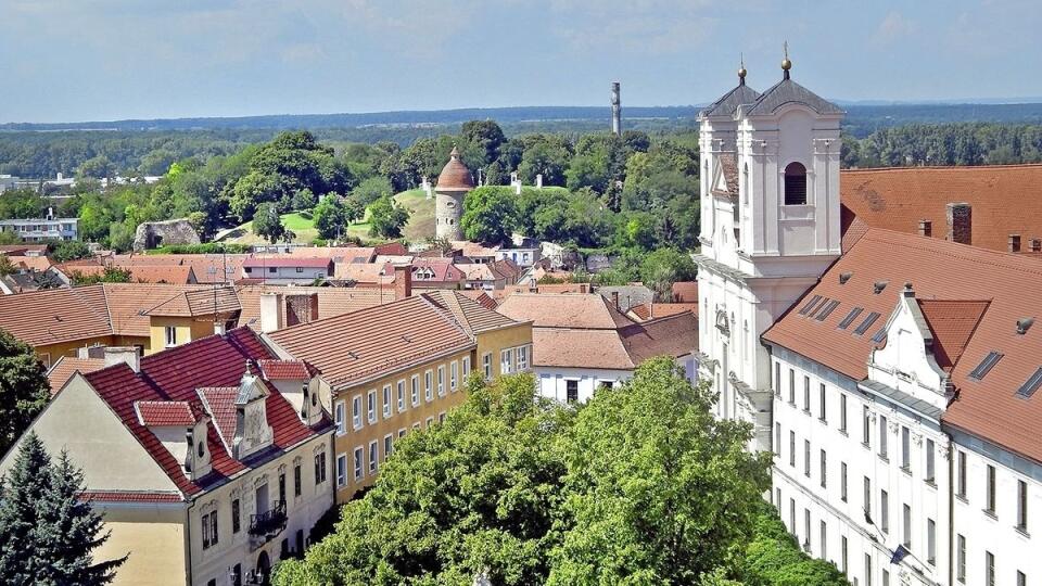 V dvojvežovom jezuitskom kostole  na námestí v Skalici sa z pôvodných  ôsmich oltárov zachoval len jeden. Konajú sa v ňom koncerty.