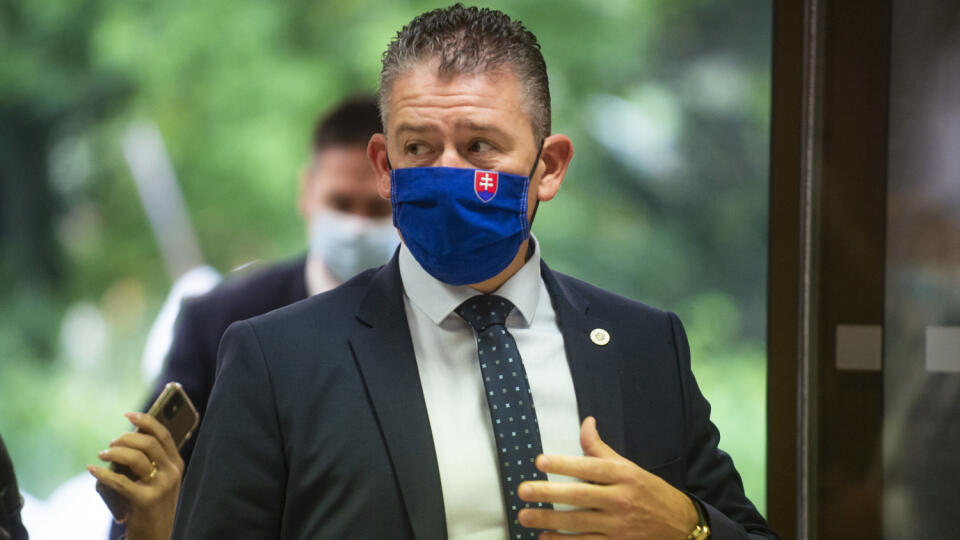 Na snímke minister vnútra SR Roman Mikulec (OĽaNO) prichádza na rokovanie 42. schôdze vlády SR 12. októbra 2020 v Bratislave. FOTO TASR - Jakub Kotian