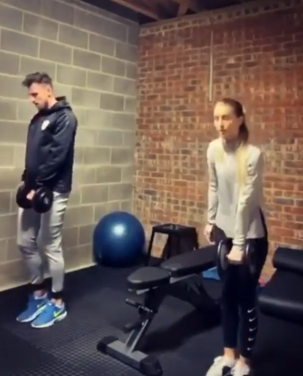 Brankár Martin Dúbravka si v doma zriadil aj malú posilňovňu. Pravidelne v nej cvičí s priateľkou.