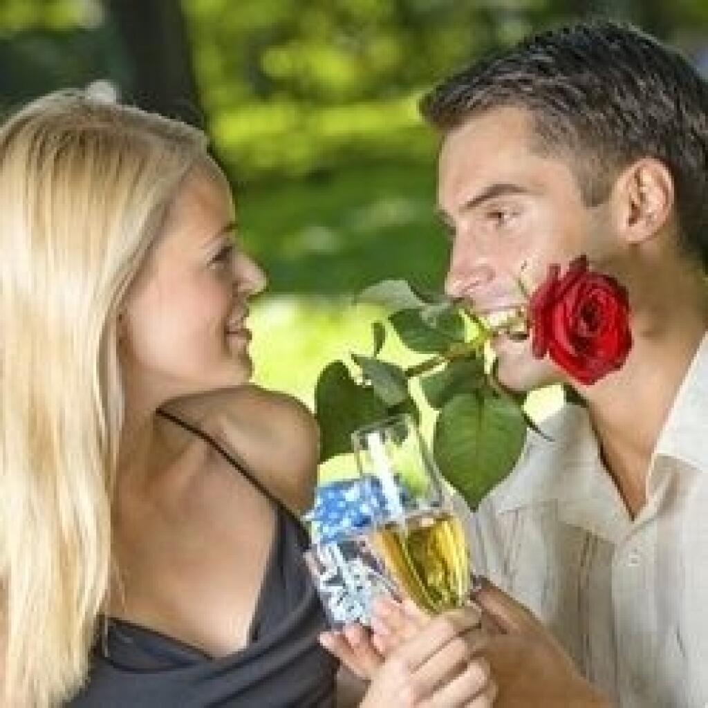 Человек ухаживающий за женщиной. Красивые ухаживания за женщиной. Мужчина дарит цветы женщине. Ухаживания мужчины за женщиной. Долгие красивые ухаживания.