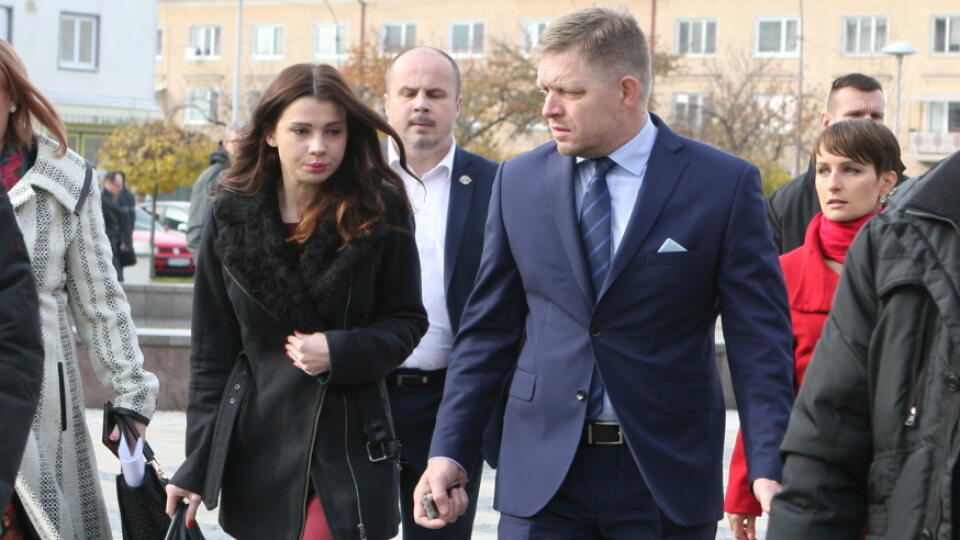 Bývalý premiér Robert Fico a jeho asistentka Mária Trošková spolu chodievali na nejednu akciu. Na tejto fotke smerujú na stretnutie so stredoškolákmi v Partizánskom.
