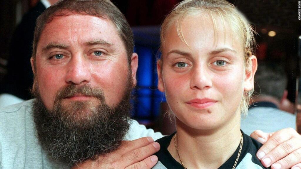 Dokičová, ktorá počas kariéry vážila 60 kíl, od neho napokon utiekla a po kariére sa s jej telom začali diať divy. Kvôli depresiám a problémom so štítnou žľazou pribrala až na 120 kíl a na fotkách by ste štíhlu tenistku spred pár rokov nespoznali.