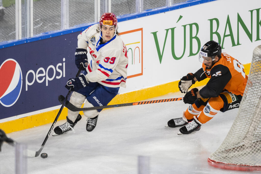 Na snímke zľava Liam Pecararo (Slovan) a Marek Slovák (Košice) bojujú o puk počas zápasu 24. kola Tipos extraligy HC Slovan Bratislava - HC Košice pod holým nebom na ploche Národného futbalového štadióna v rámci podujatia Kaufland Winter Games v Bratislave v nedeľu 15. januára 2023. FOTO TASR - Jaroslav Novák