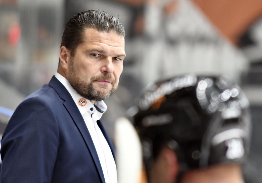 Na snímke tréner HK Dukla Ingema Michalovce Tomek Valtonen v zápase 1. kola Tipos extraligy HK Dukla Ingema Michalovce - HC Nové Zámky 24. septembra 2021 v Michalovciach. FOTO TASR – Roman Hanc