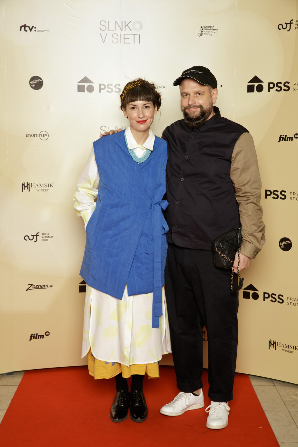 Tamara Heribanová prišla s manželom Braňom Šimončíkom. Obaja to outfitom príliš nedomysleli.