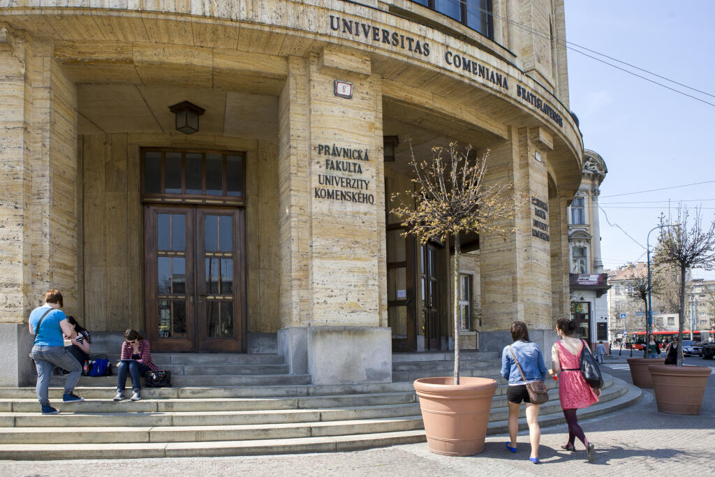 Budova Univerzity Komenskeho v Bratislave.