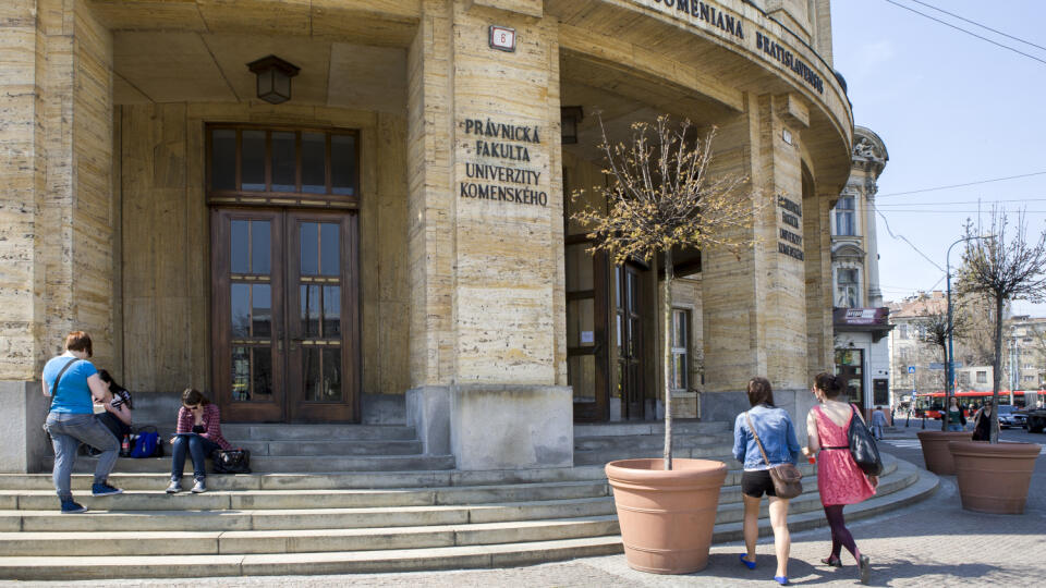 Budova Univerzity Komenskeho v Bratislave.