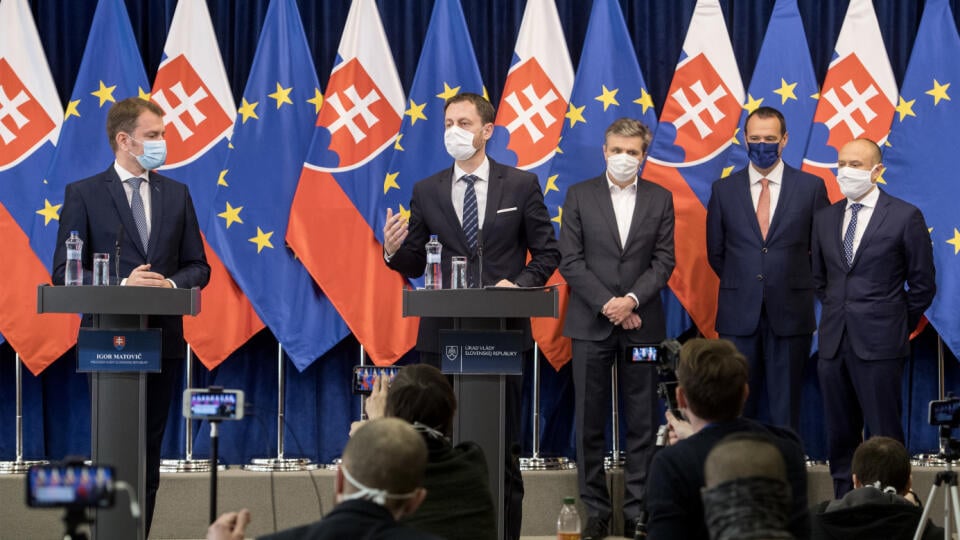 Na snímke zľava premiér SR Igor Matovič, podpredseda vlády a minister financií SR Eduard Heger, predseda predstavenstva a generálny riaditeľ SLSP Peter Krutil, predseda predstavenstva a generálny riaditeľ VÚB Alexander Resch a predseda predstavenstva a generálny riaditeľ Tatra Banka Michal Liday počas tlačovej konferencie so zástupcami bankového sektora 3. apríla 2020 v Bratislave. FOTO TASR - Martin Baumann