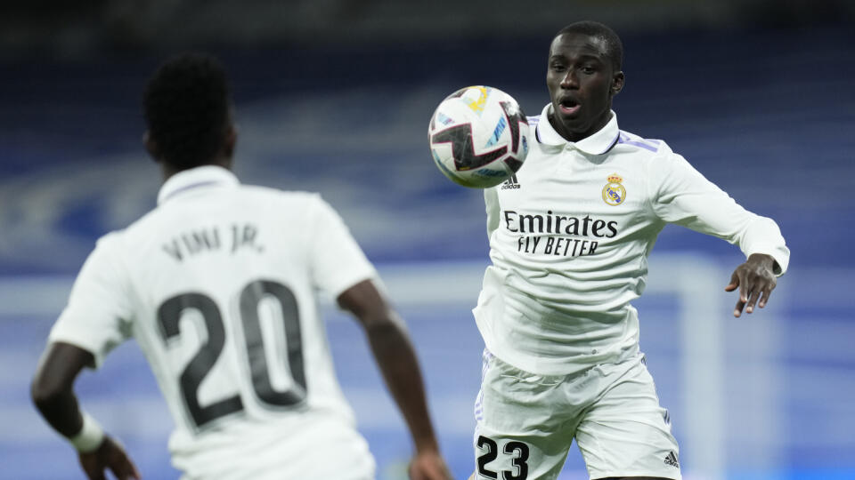 JB 44 Madrid - Hráč Realu Madrid Ferland Mendy (vpravo)