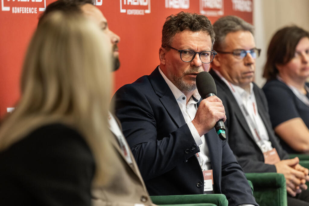 Člen predstavenstva Slovenskej rady pre zelené budovy Martin Stohl (v strede) poukázal na legislatívny tlak v súvislosti s implementáciou ESG certifikátov.