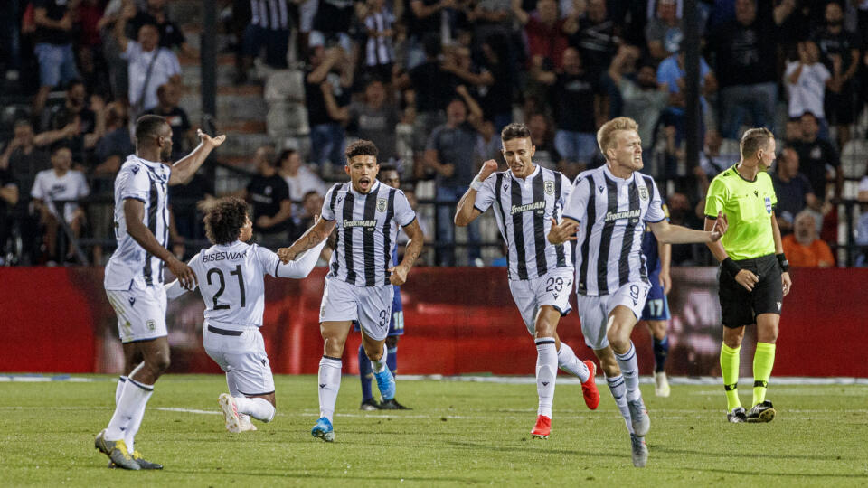 Na snímke ólová radosť hráčov Paok Fc po druhom góle počas odvetného zápasu playoff Európskej ligy medzi ŠK Slovan Bratislava a Paok FC.
