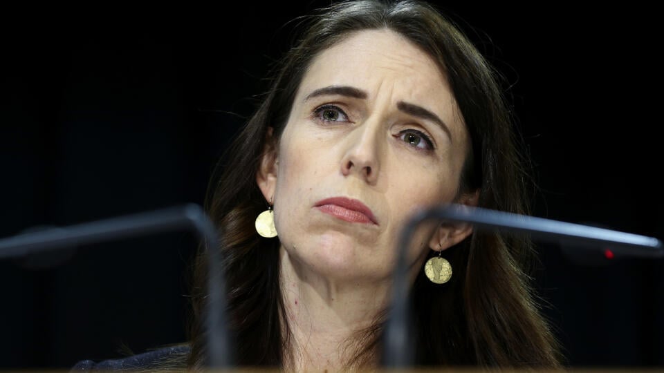 EBE 6 Wellington - Novozélandská premiérka Jacinda Ardernová reční na tlačovej konferencii po schválení rozpočtu na rok 2020 v parlamente vo Wellingtone na Novom Zélande 14. mája 2020. Novozélandská vláda plánuje požičať si a minúť obrovské množstvo peňazí, aby udržala po pandémii nového koronavírusu nezamestnanosť pod 10%. FOTO TASR/AP
New Zealand Prime Minister Jacinda Ardern addresses a press conference after the 2020 budget at Parliament in Wellington, New Zealand, Thursday, May 14, 2020. Ne