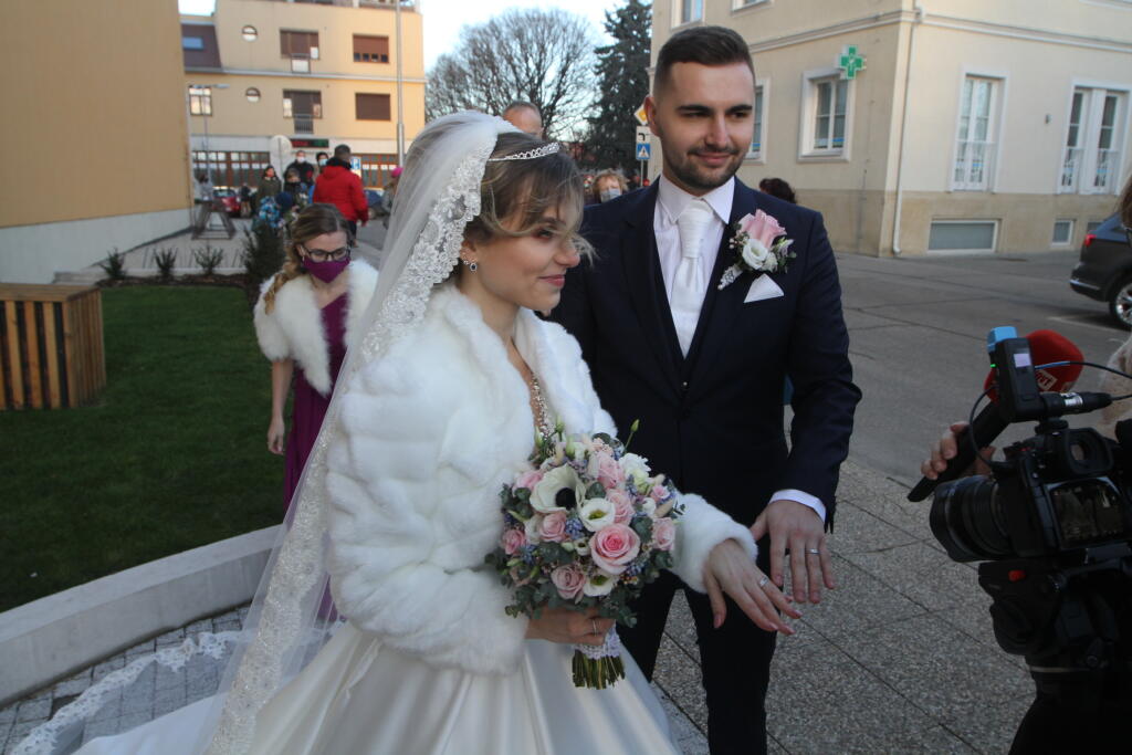 Dominika Stará má za sebou konečne svoj vysnívaný svadobný deň. V kostole Nenebovzatia Panny Márie v Šamoríne, si vzala Michala Jurenu.