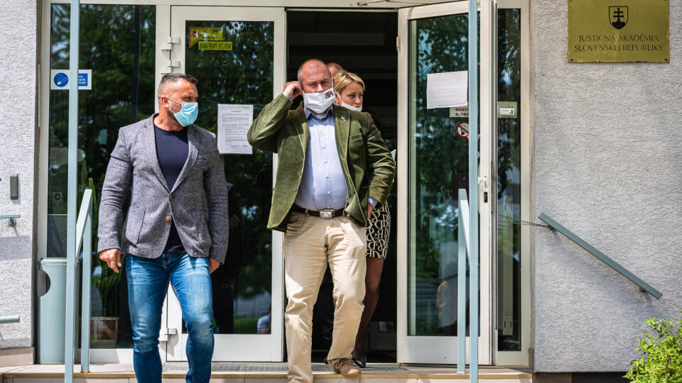 Na snímke predseda ĽSNS Marián Kotleba na pojednávaní v prípade vydania šeku v hodnote 1488 eur, ktoré sa koná na špecializovanom trestnom súde v Pezinku.
