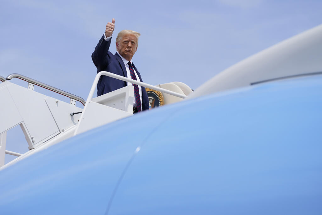 JB 32 Andrews - Americký prezident Donald Trump reaguje pri nastupovaní do špeciálu Air Force One pred jeho odletom do Pennsylvánie na leteckej základni Andrews Air Force 20. augusta 2020.