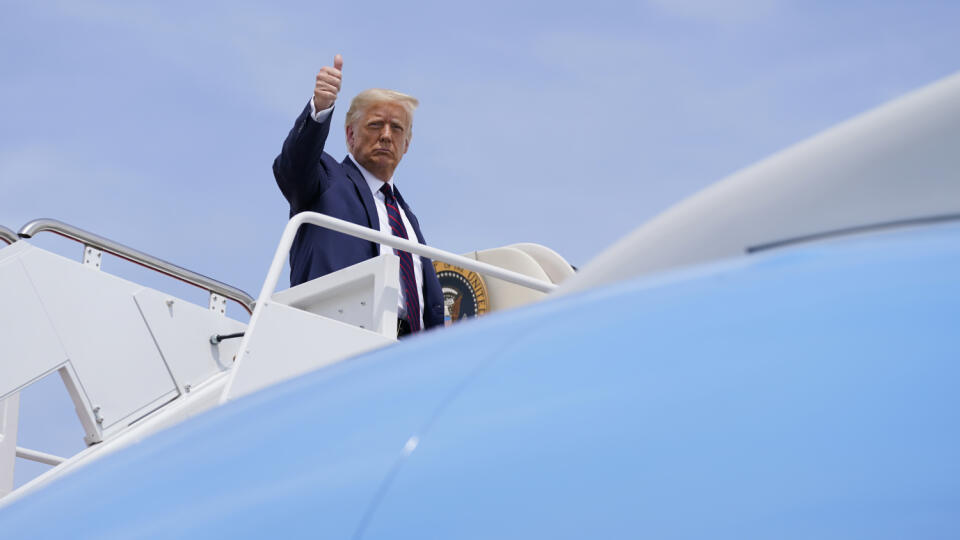 JB 32 Andrews - Americký prezident Donald Trump reaguje pri nastupovaní do špeciálu Air Force One pred jeho odletom do Pennsylvánie na leteckej základni Andrews Air Force 20. augusta 2020.