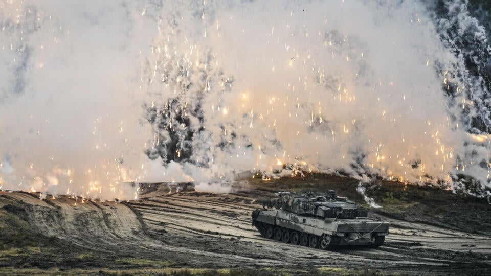 Wa 26 Augustdorf - Tank Leopard 2 v akcii počas návštevy nemeckého ministra obrany Borisa Pistoriusa v kasárňach, ktoré nesú meno slávneho poľného maršala z druhej svetovej vojny Erwina Rommela v obci Augustdorf v stredu 1. februára 2023. Nemecko minulý týždeň oznámilo, že Ukrajine dodá 14 tankov Leopard 2, a povolilo ich dodávky pre Ukrajinu aj iným krajinám, napríklad Poľsku či Nórsku. FOTO TASR/AP
A Leopard 2 tank is seen in action during a visit of German Defense Minister Boris Pistorius a