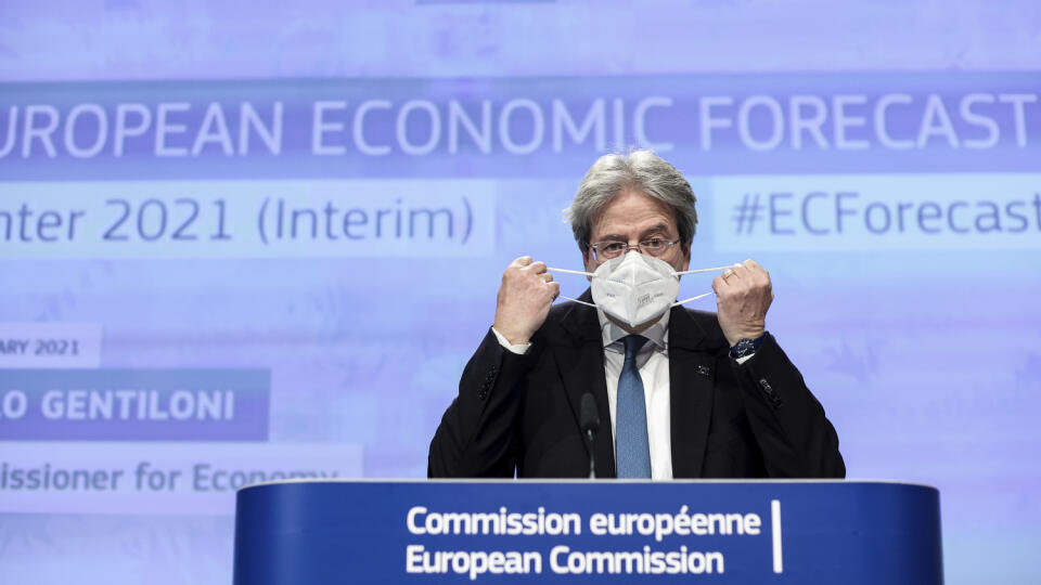 EBE 3 Brusel - Na snímke európsky komisár pre hospodárstvo Paolo Gentiloni di odkladá rúško počas tlačovej konferencie v sídle Európskej komisie v Bruseli vo štvrtok 11. februára 2021. Gentiloni vyjadril nádej, že hospodárstvo EÚ by sa malo v roku 2022 vrátiť na predpandemickú úroveň rastu HDP, čo je skôr, ako eurokomisia očakávala vlani na jeseň. FOTO TASR/AP
European Commissioner for Economy Paolo Gentiloni removes his protective face mask during an online news conference at the European Commi