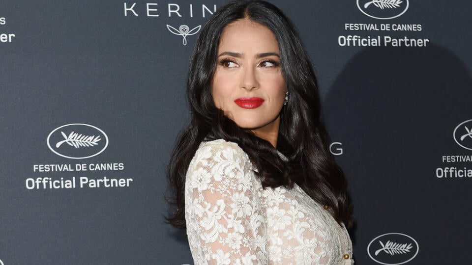 Salma Hayek sa pýši postavou presýpacích hodín.