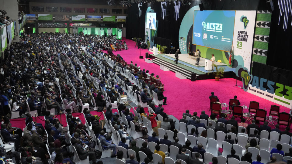 KK75 Nairobi - Delegáti počas tretieho dňa Afrického klimatického summitu v Nairobi v stredu 6. septembra 2023. Prijatím Nairobiskej deklarácie o reštrukturalizácii ekonomík afrických krajín, aby boli šetrné ku klíme, sa v stredu v kenskej metropole Nairobi skončil prvý Africký klimatický summit. Summit v Nairobi trval tri dni a okrem lídrov afrických štátov sa na ňom zúčastnili aj zástupcovia Organizácie spojených národov (OSN), vlád štátov z iných častí sveta, neziskových organizácií a súkro