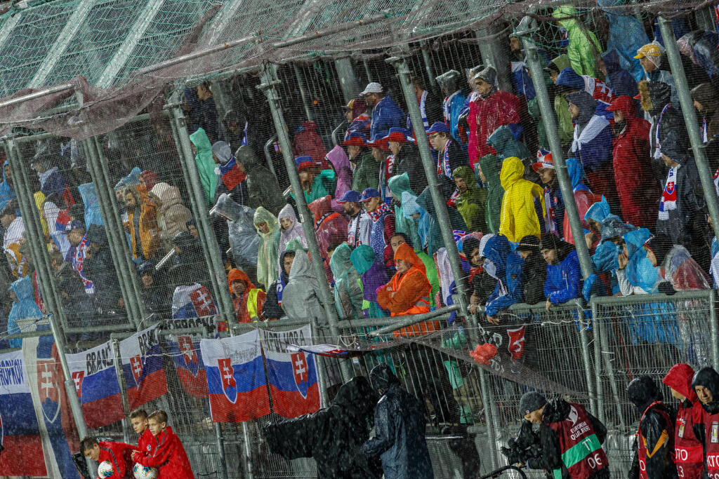 Na snímke fanúšikovia slovenska počas zápasu kvalifikácie Majstrovstiev Európy vo futbale medzi Chorvátskom a Slovenskom.