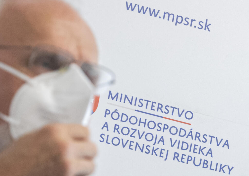 Na snímke minister pôdohospodárstva a rozvoja vidieka (MPRV) SR Ján Mičovský (OĽaNO) počas brífingu s novinármi na ktorej ohlásil svoju demisiu z postu ministra pôdohospodárstva 25. mája 2021 v Bratislave. FOTO TASR - Martin Baumann